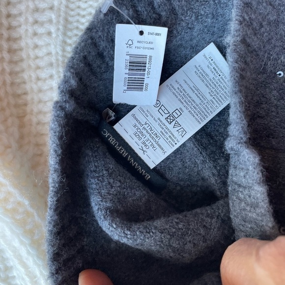 New - Banana Republic retail (not Factory) beanie - Picture 2 of 3